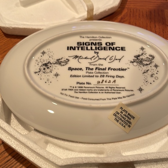 The Hamilton Collection SIGNS OF INTELLIGENCE Plate Collection - Picture 2 of 4